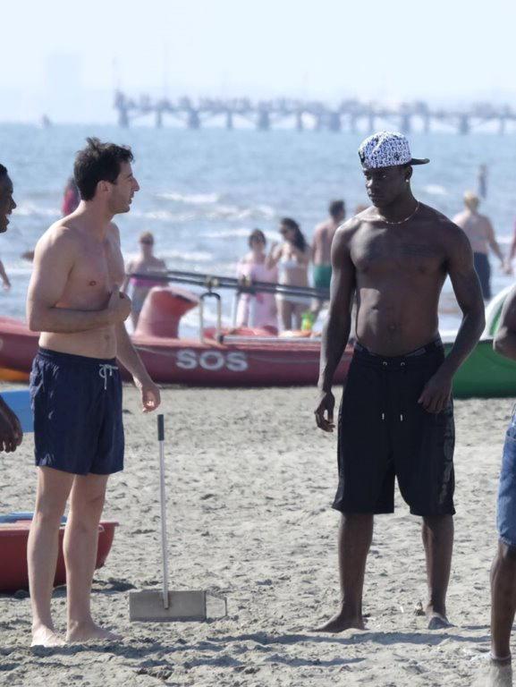 Mario Balotelli sulla spiaggia del Twiga