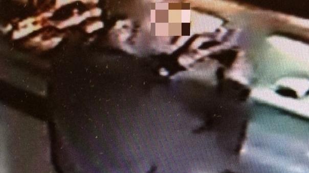 Paga tre prestazioni sessuali con soldi falsi e si fa dare il resto