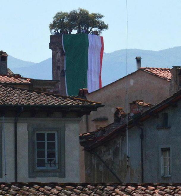 La bandiera italiana esposta sulla Torre Guinigi 