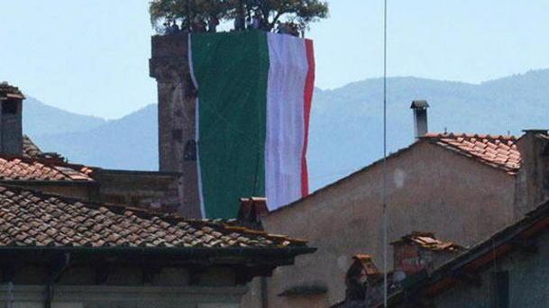 La bandiera italiana esposta sulla Torre Guinigi