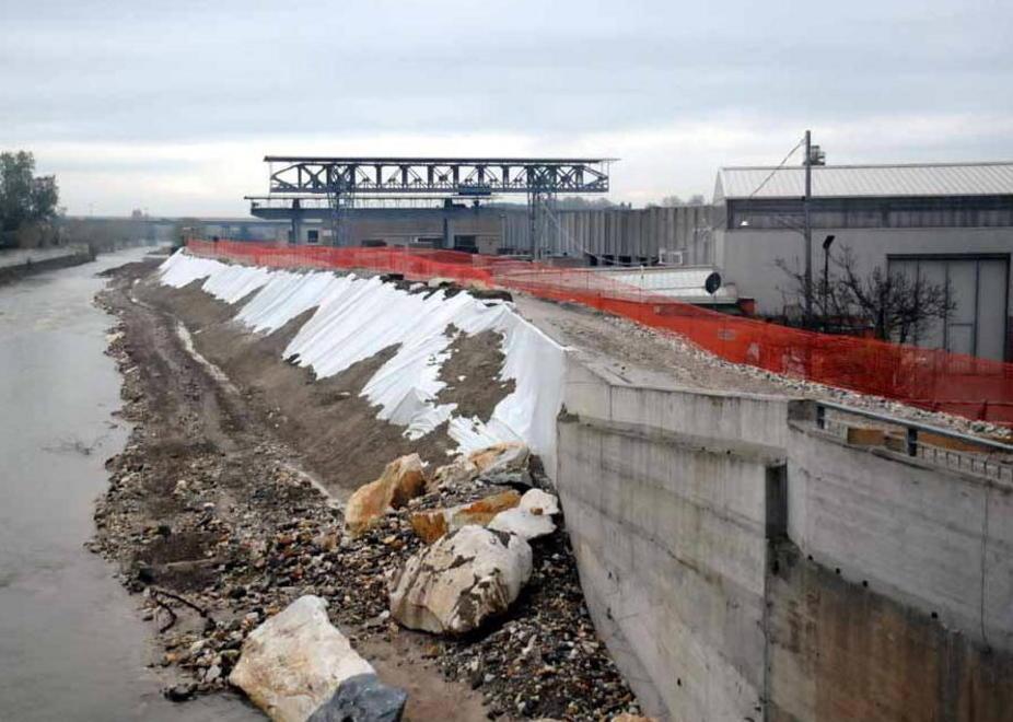 Cominciano i lavori per ricostruire l’argine 