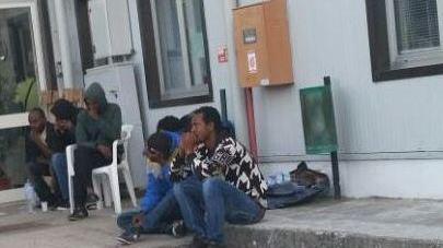 Otto migranti chiedono aiuto al Comune