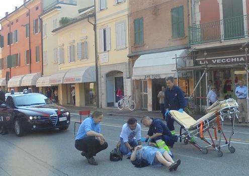 Ciclista urtata da un’auto, ora è ricoverata