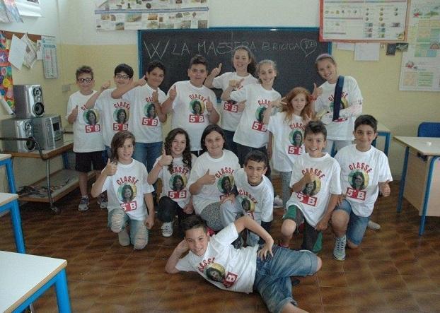 La classe VB finisce l’anno con tanti saluti alla maestra