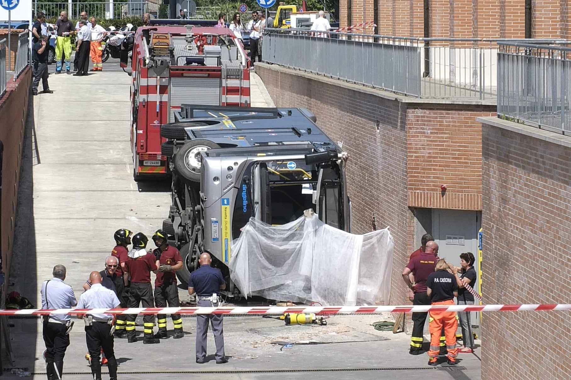 La navetta caduta da un'altezza di tre metri all'interno dell'area ospedaliera di Cisanello