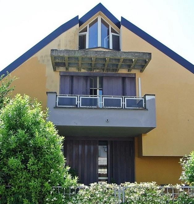 Picchiati e rapinati in casa 