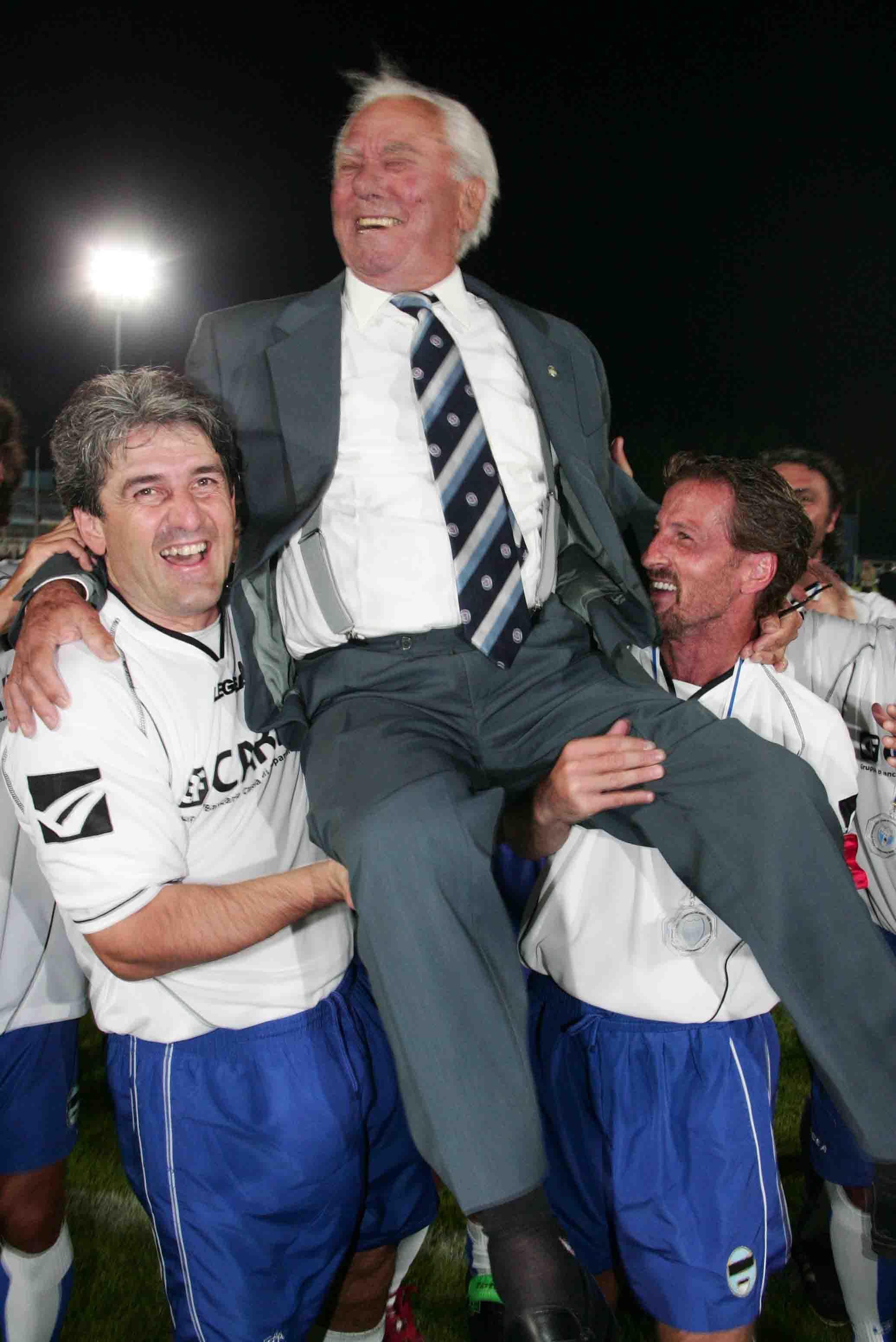 Gibì Fabbri portato in trionfo da Lancini e Brescia