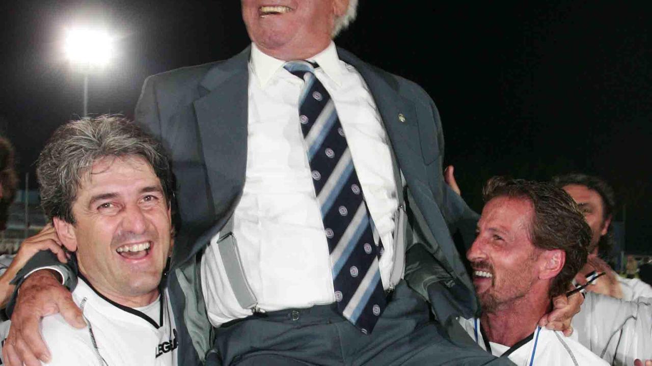 Gibì Fabbri portato in trionfo da Lancini e Brescia