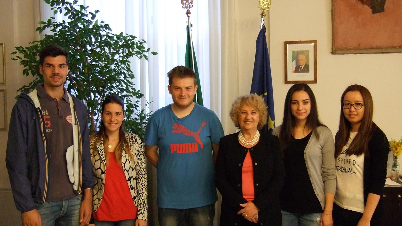I giovani tirocinanti insieme al prefetto di Prato Maria Laura Simonetti