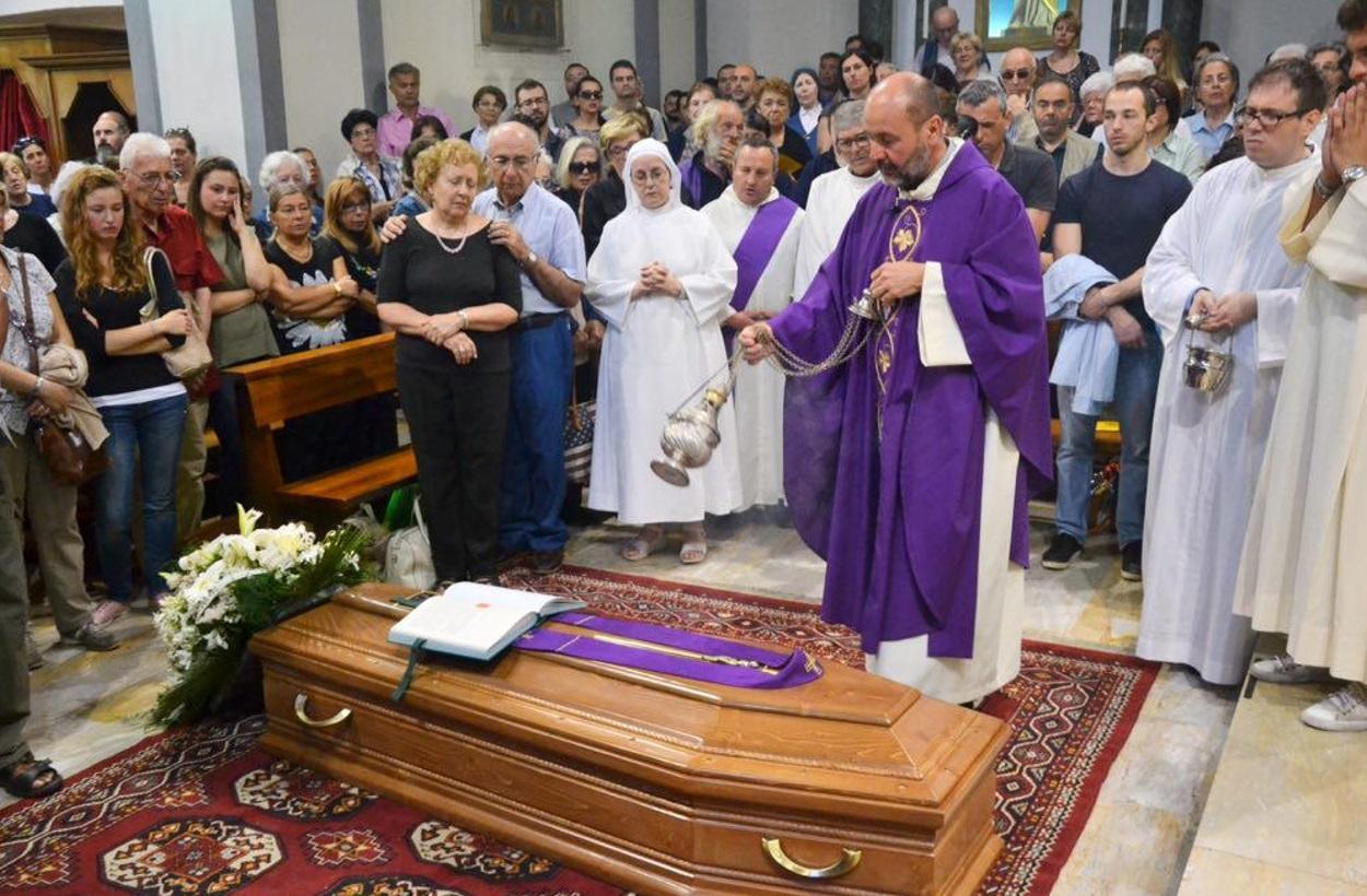 Don Albizzi benedice la bara  di don Carlo durante il funerale (Silvestri Pentafoto) 