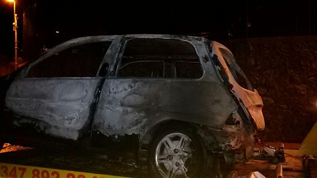 Una delle tre auto incendiate a Desulo