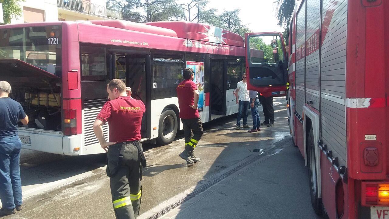 Fiamme e fumo da un autobus Seta in via Makallè