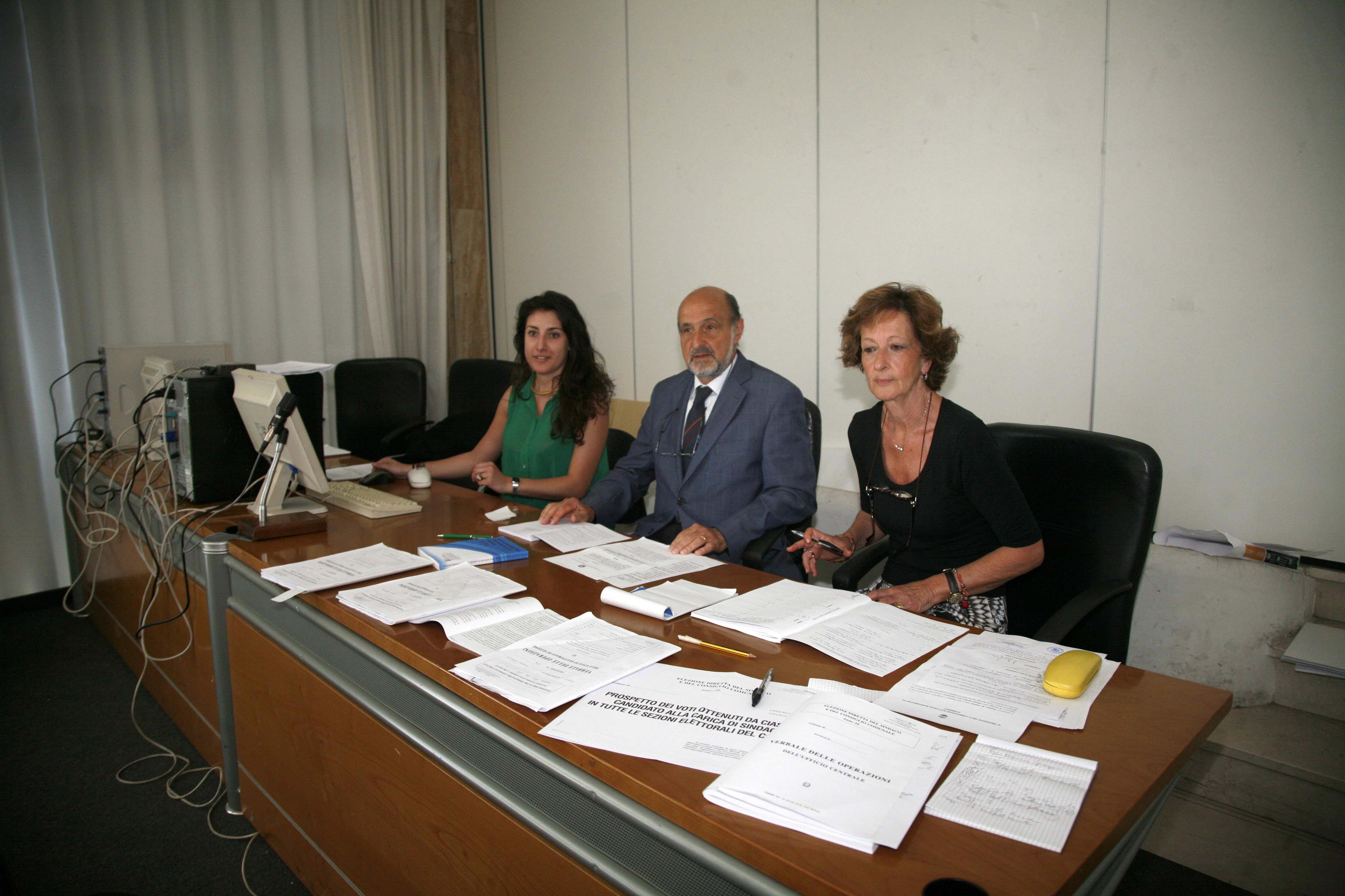 La commissione al lavoro per il riesame dei verbali dei seggi