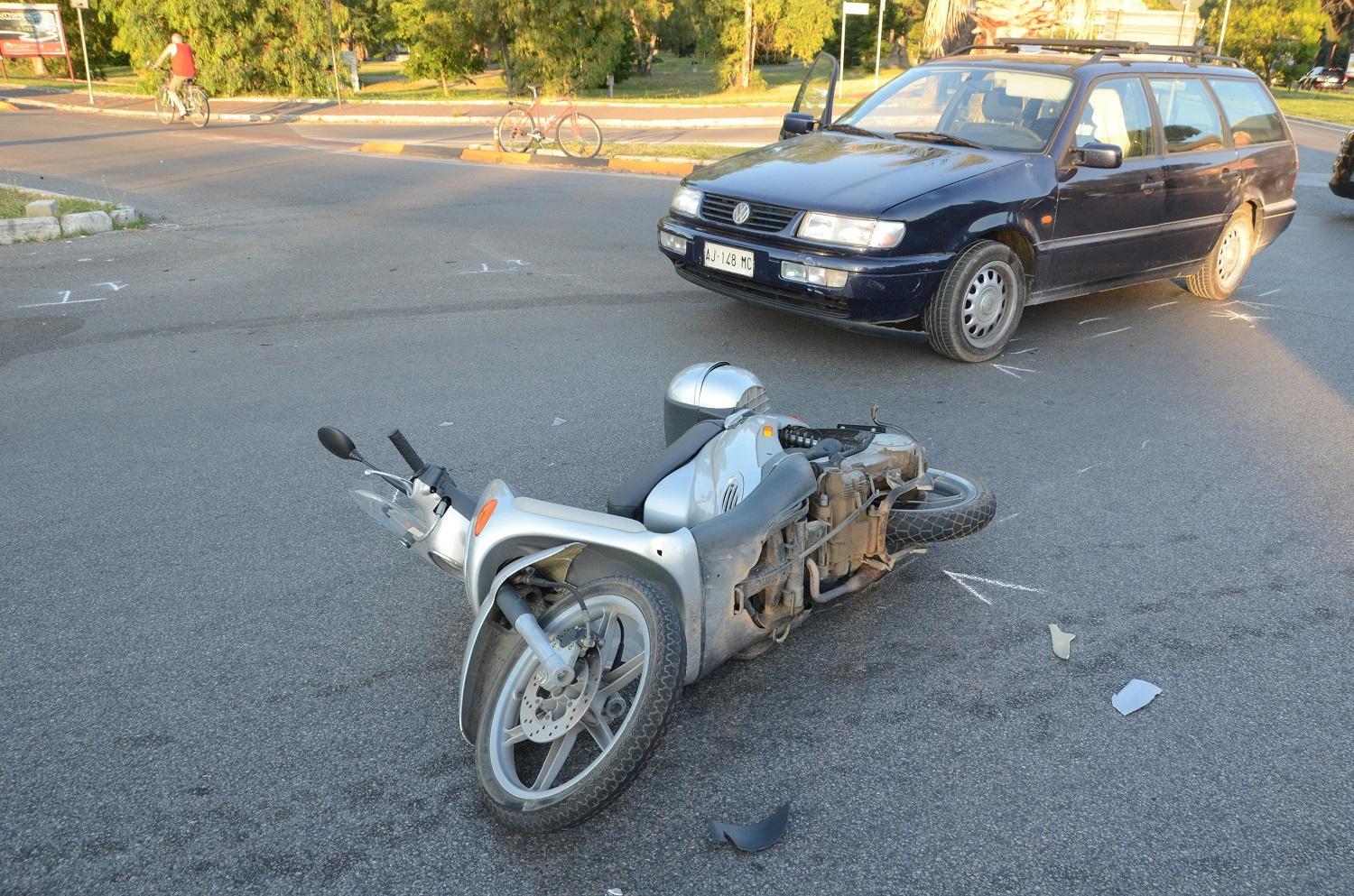 Lo scooter a terra dopo l'incidente (foto Bf)