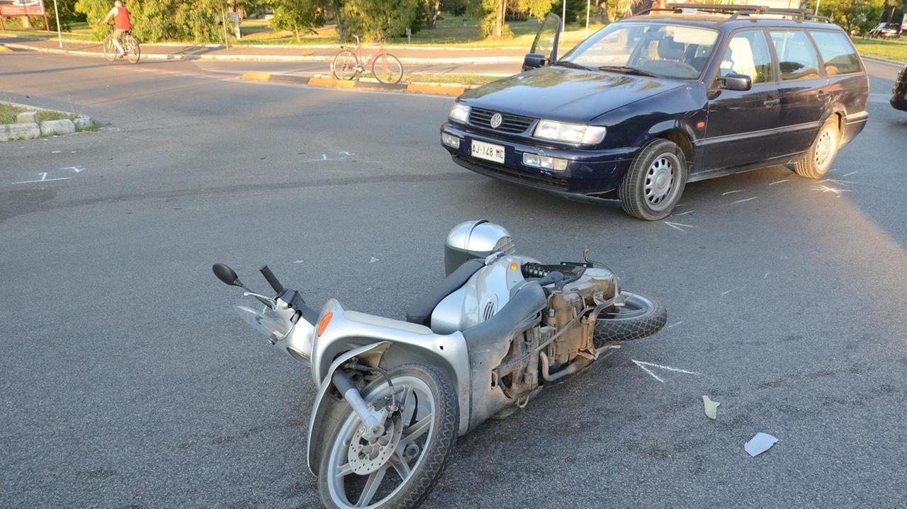 Lo scooter a terra dopo l'incidente (foto Bf)