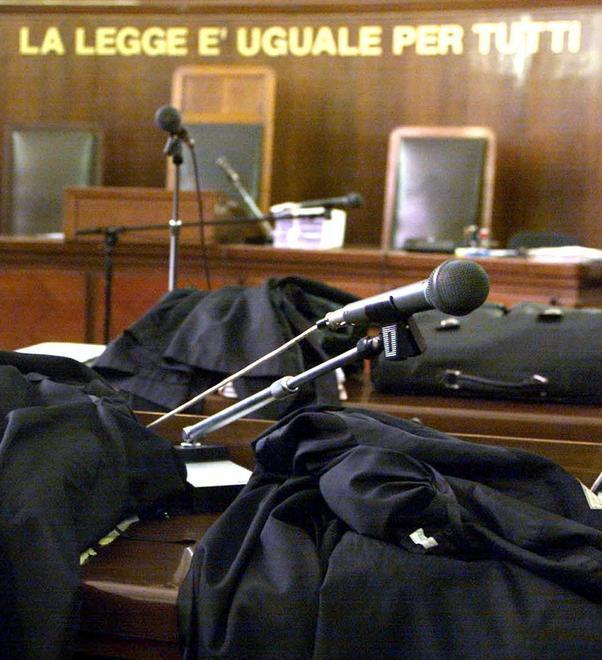 Violenza sessuale su una tredicenne: complice la madrina 