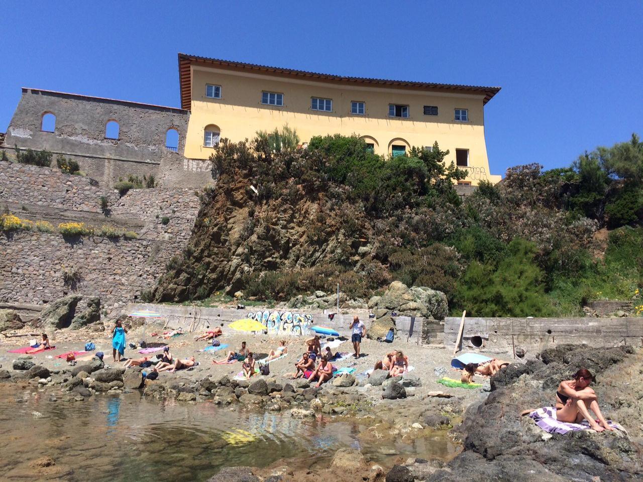 Turisti al mare alla Cianciafera il 2 giugno