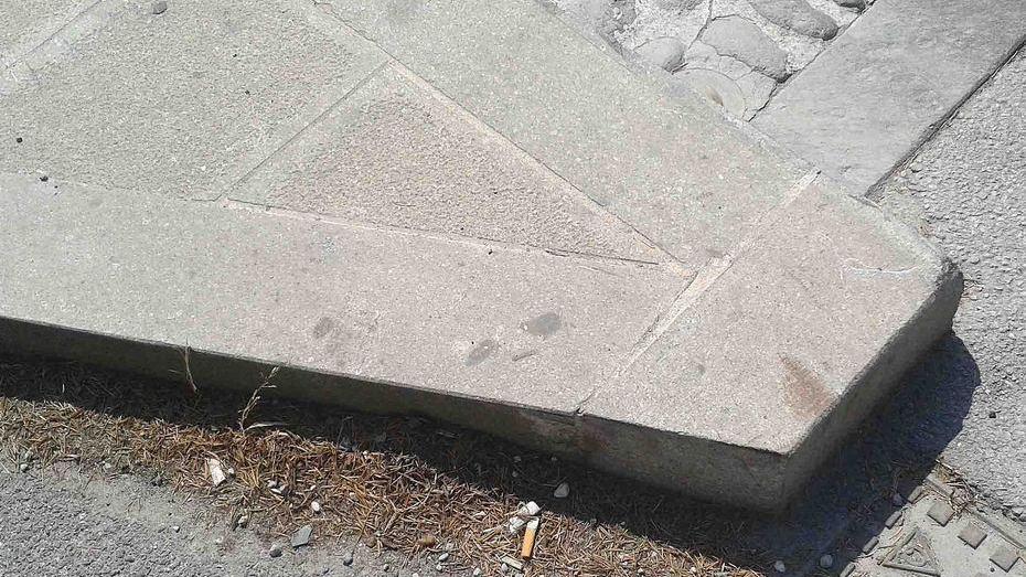 Spartitraffico buca ruota Uomo vola dalla bicicletta