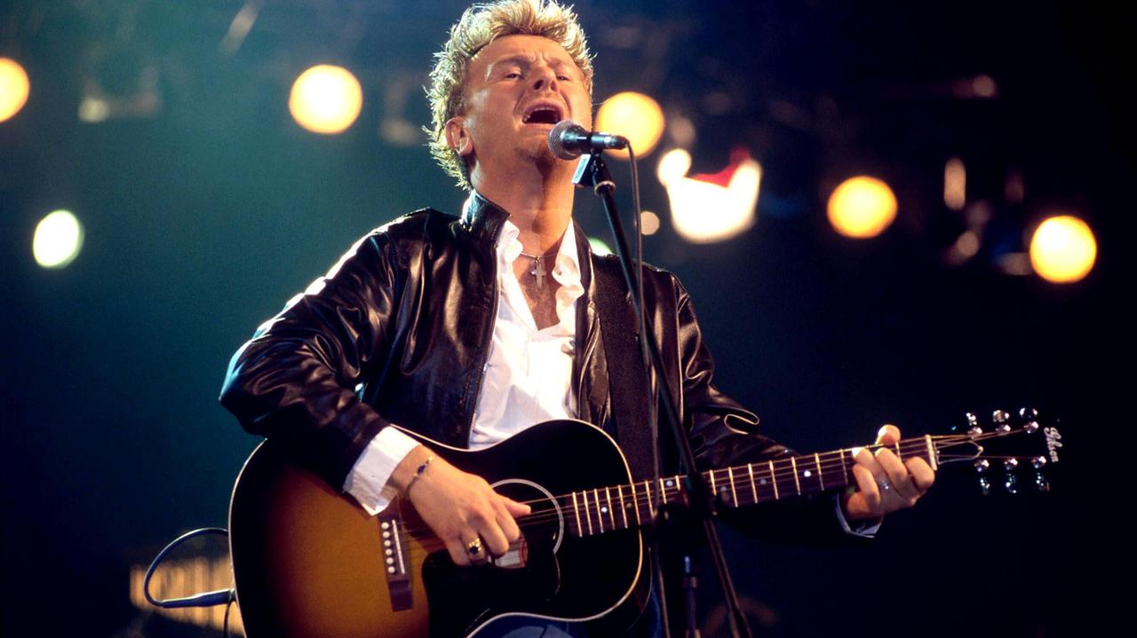 Un'immagine di Ron, da anni voce dell'Aisla, durante un concerto