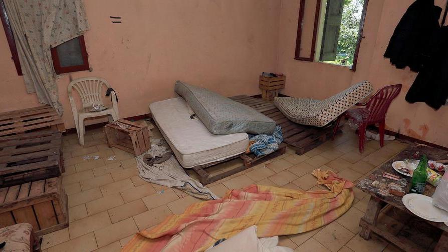 Modena, barricati nella casa occupata da giorni