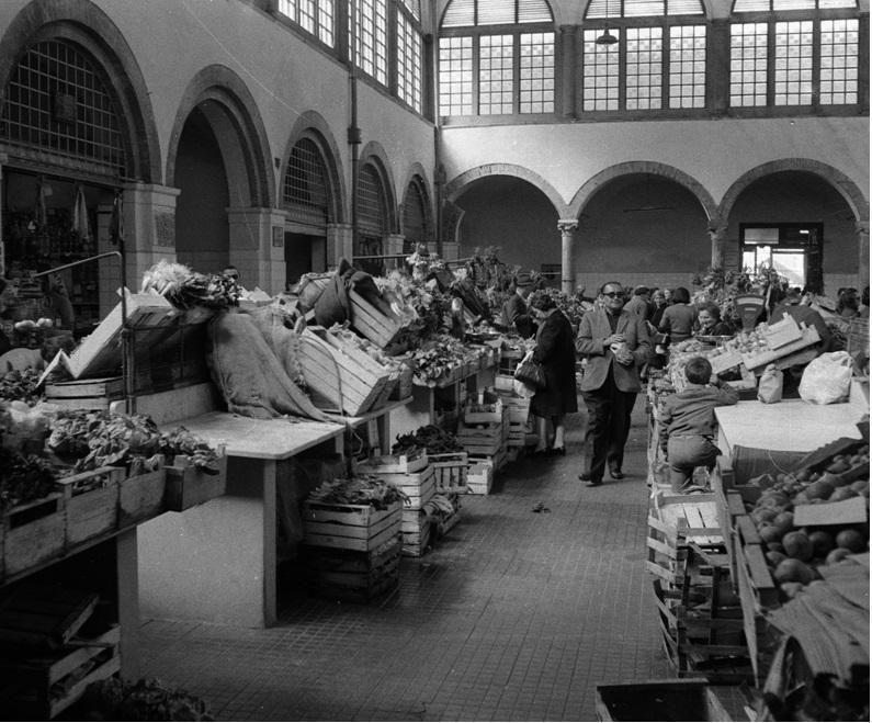 Un'immagine d'epoca del mercato del Carmine