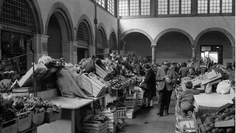 Un'immagine d'epoca del mercato del Carmine