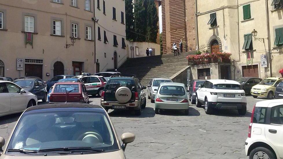 Parcheggio selvaggio in piazza, scattano le proteste