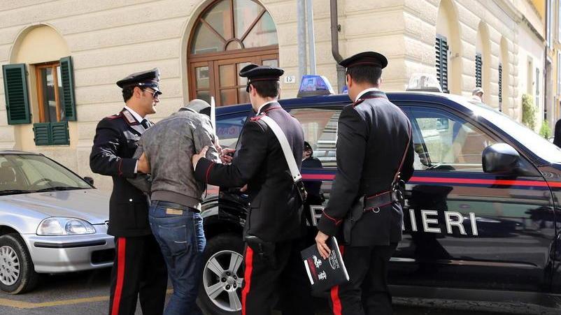 Picchia la moglie in casa, arrestato