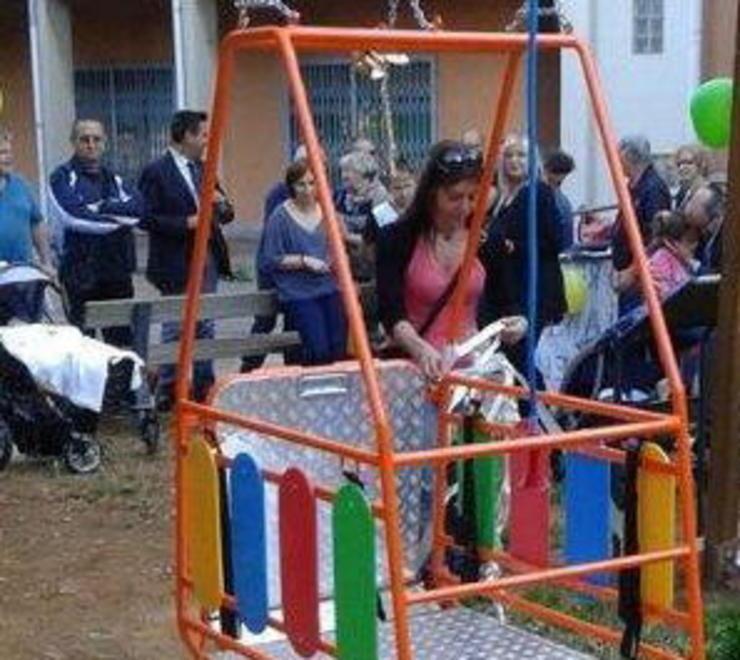 Sull’altalena donata ai disabili salgono tutti gli altri bambini