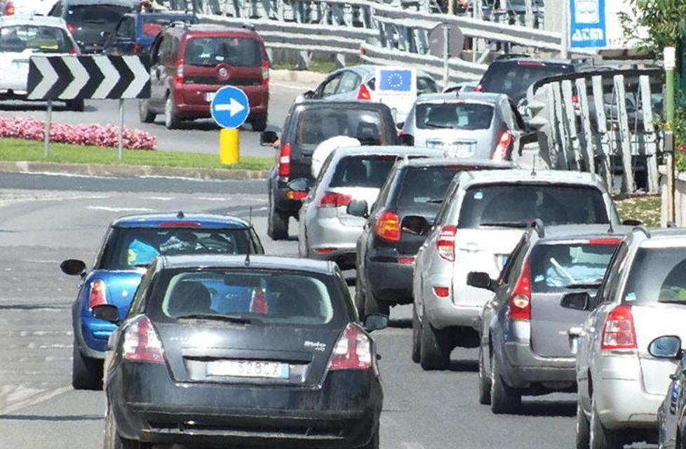 Un lungo ponte in riva al mare 