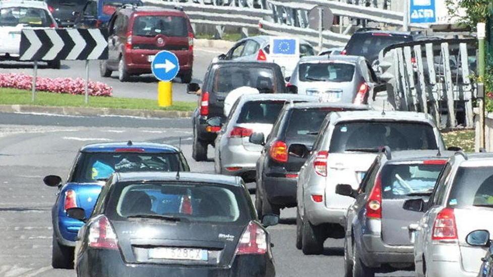 Un lungo ponte in riva al mare
