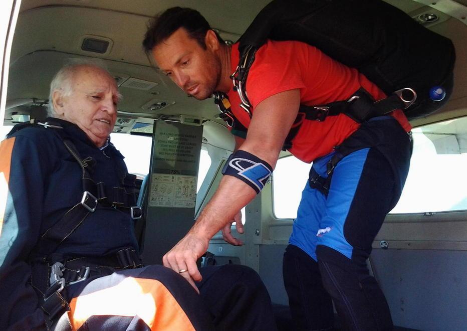 A 91 anni il nonno volante si lancia con il paracadute 