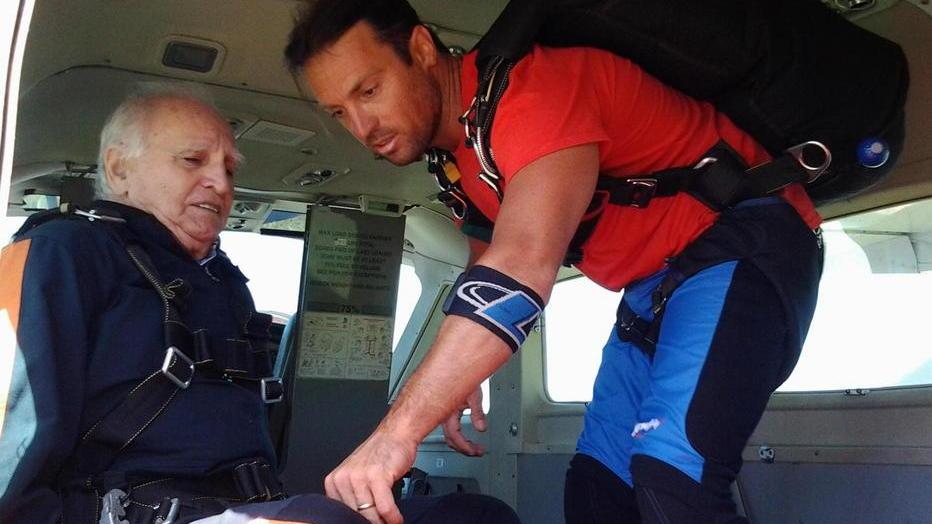 A 91 anni il nonno volante si lancia con il paracadute