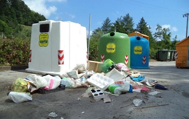 Rifiuti abbandonati a Marignana 