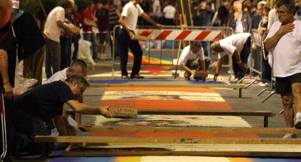 Tutto pronto per la notte dei tappeti di segatura 