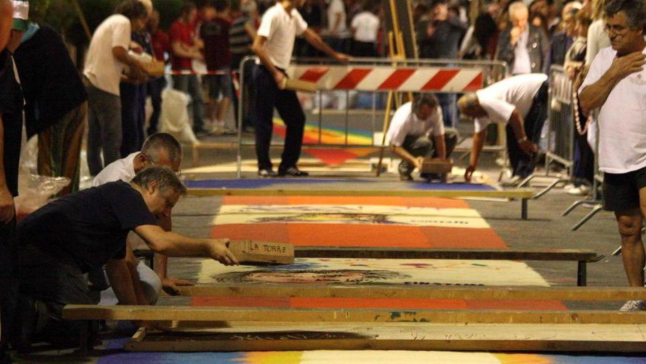 Tutto pronto per la notte dei tappeti di segatura