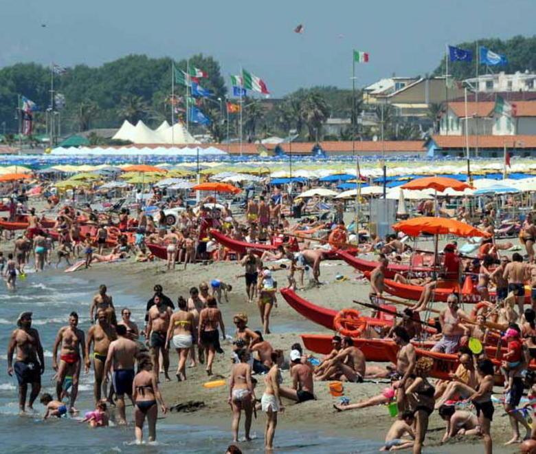 Dal mare in città, la riviera apuana fa il tutto esaurito 