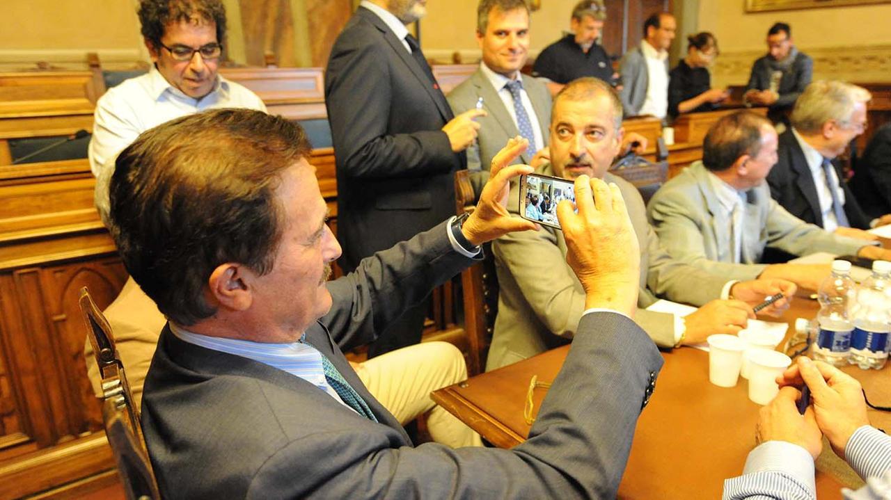 Piero Nardi fotografa la firma dell'accordo sindacale (foto Paolo Barlettani)
