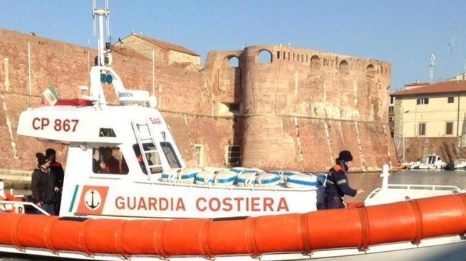 Barca rischia di affondare per una falla: salvati in due
