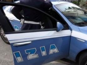 Svuotava negozi di vestiti sorpreso con la refurtiva 