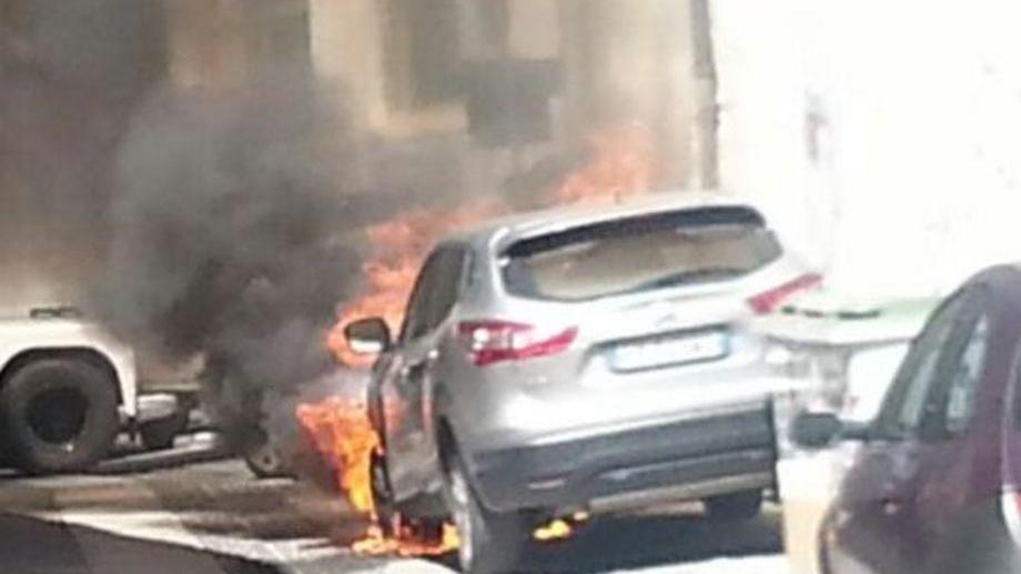 Auto in fiamme in via Arborea