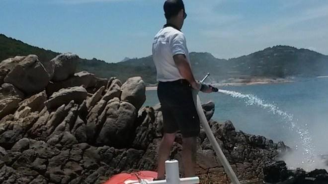 Gommone in fiamme, salvi in tre