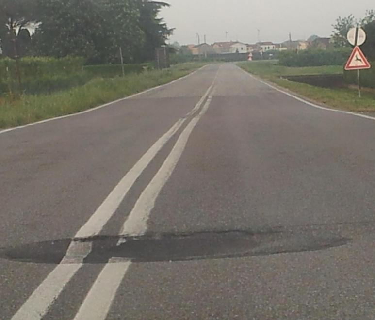 L’avvallamento sull’asfalto che spaventa gli automobilisti