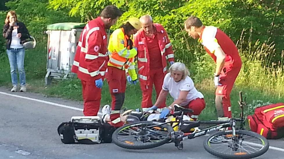 Ciclista trovato steso a terra: è grave