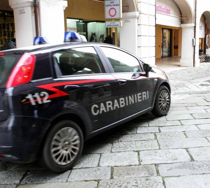 Anziana bloccata in strada e derubata di un bracciale 