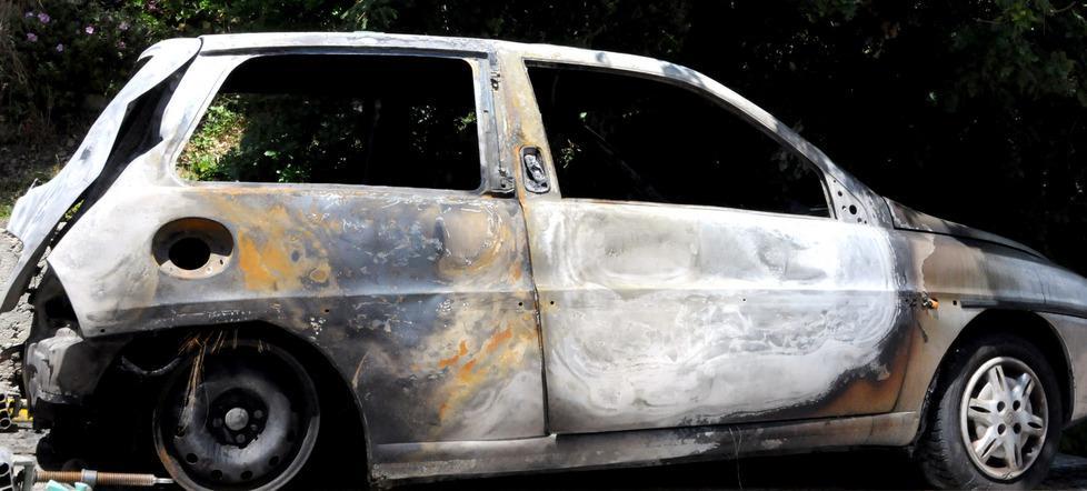 Una delle auto incendiate