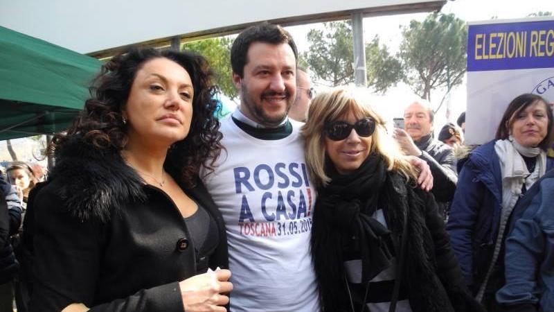 Patrizia Ovattoni, a destra, insieme a Matteo Salvini