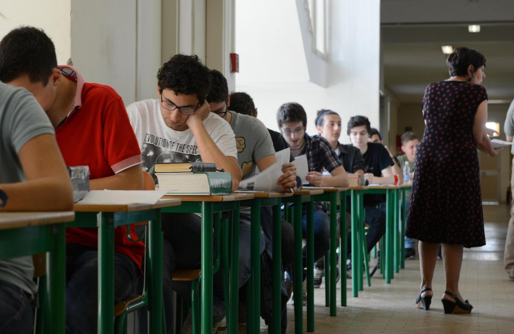 Studenti alla prima prova dell'esame di maturità