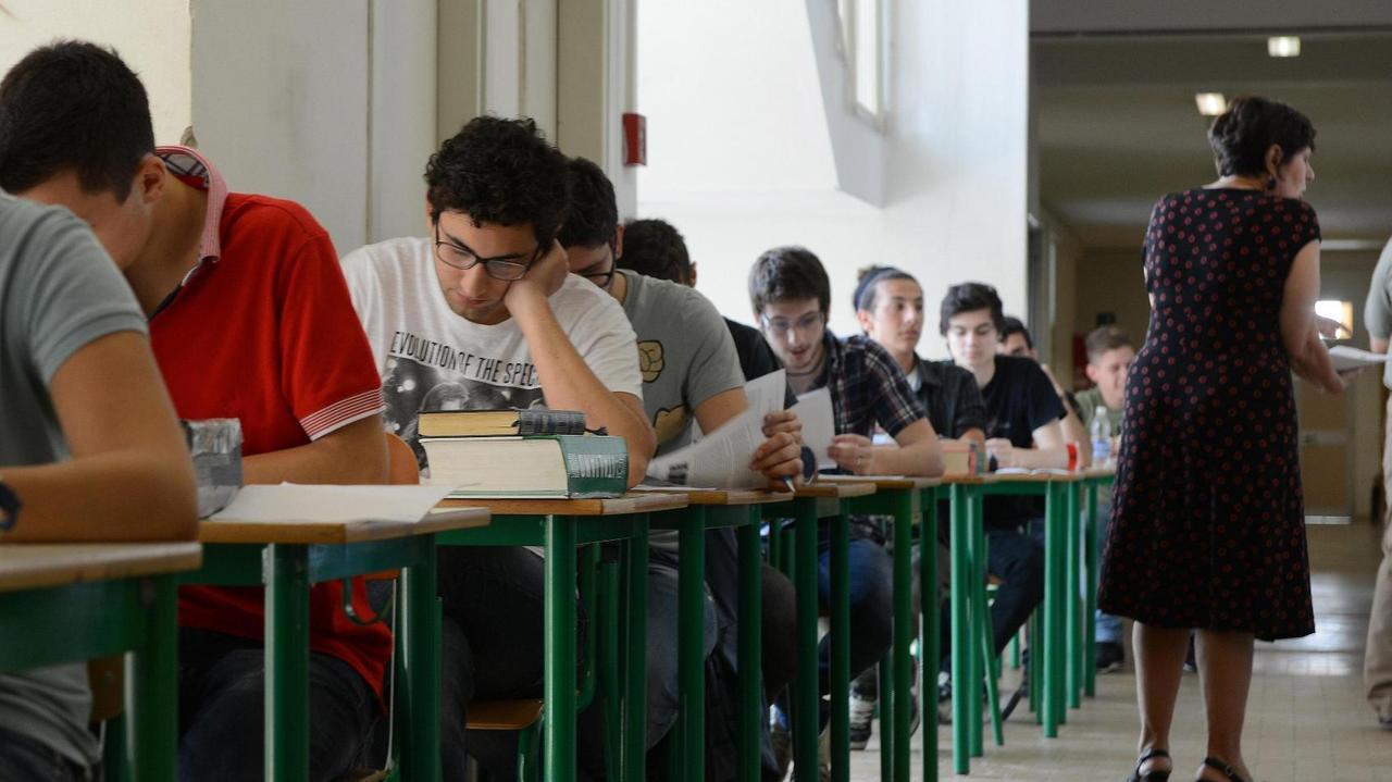 Studenti alla prima prova dell'esame di maturità