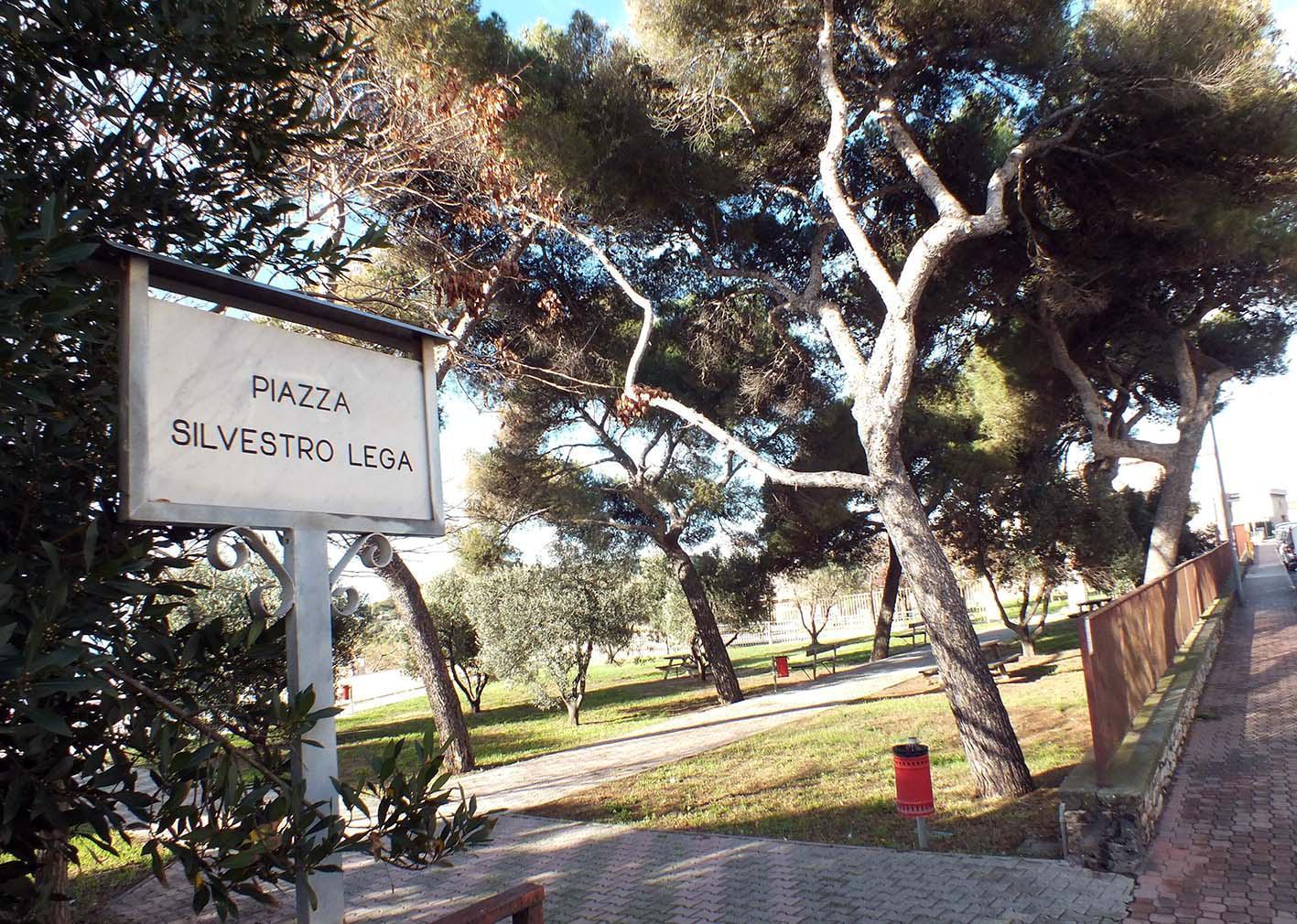 Il giardino di piazza Lega a Salivoli, per quest’area quartiere e volontari hanno già molte idee (foto PaBar) 